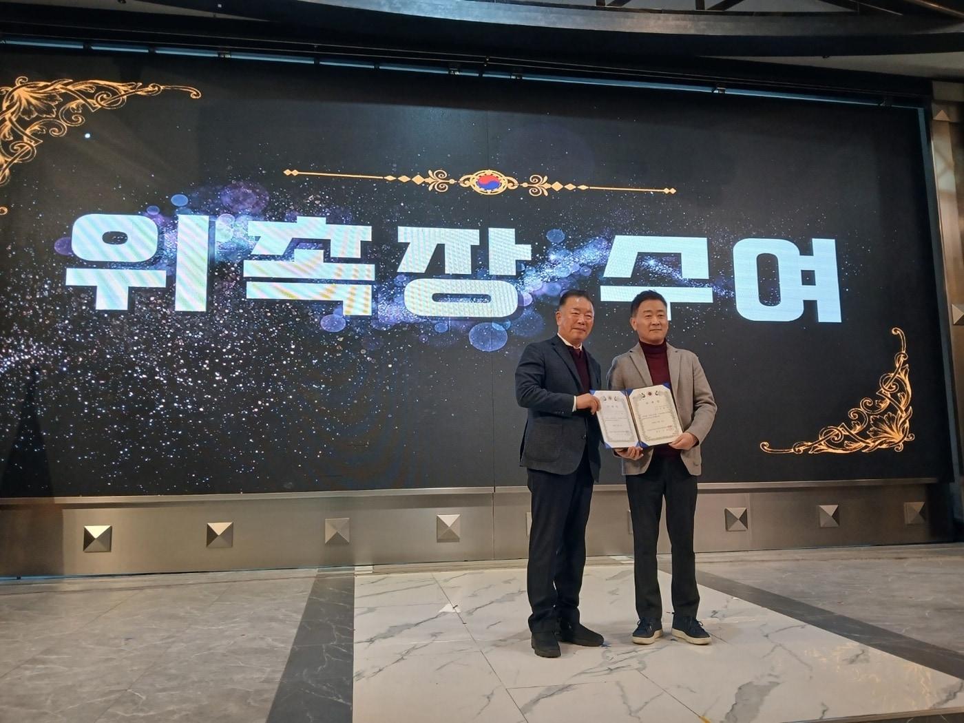 본문 이미지 -  HLB라이프케어 안철우 대표이사가 17일 케이터틀 컨벤션홀에서 열린 대한노인회 서울특별시연합회 업무성과보고회에서 ‘당뇨주치의’ 위촉장을 받고 기념촬영을 하고 있다. (HLB라이프케어 제공)