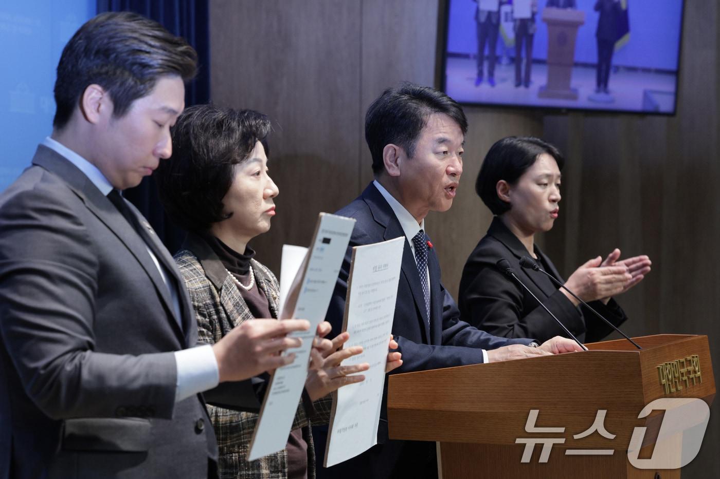 본문 이미지 - 독립기념관 이사인 문진석, 송옥주, 김용만 더불어민주당 의원들이 김형석 관장 해임안 처리를 위한 이사회 소집을 요구했다.  /뉴스1 ⓒ News1 신웅수 기자