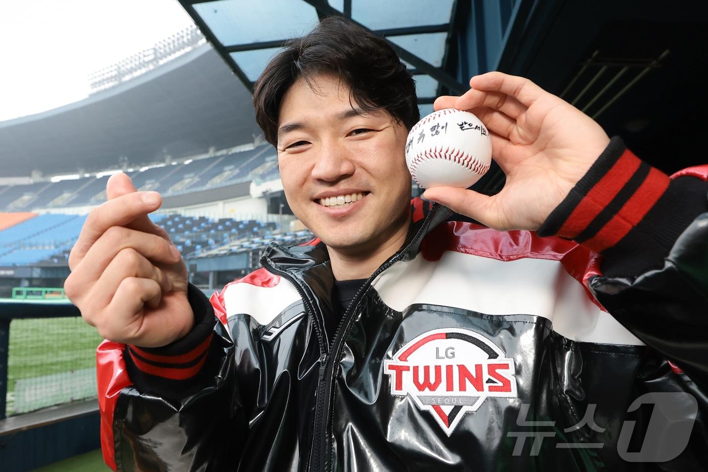LG 트윈스 박해민이 서울 잠실야구장에서 뉴스1과의 신년 인터뷰 전 포즈를 취하고 있다. 뉴스1 ⓒ News1 권현진 기자