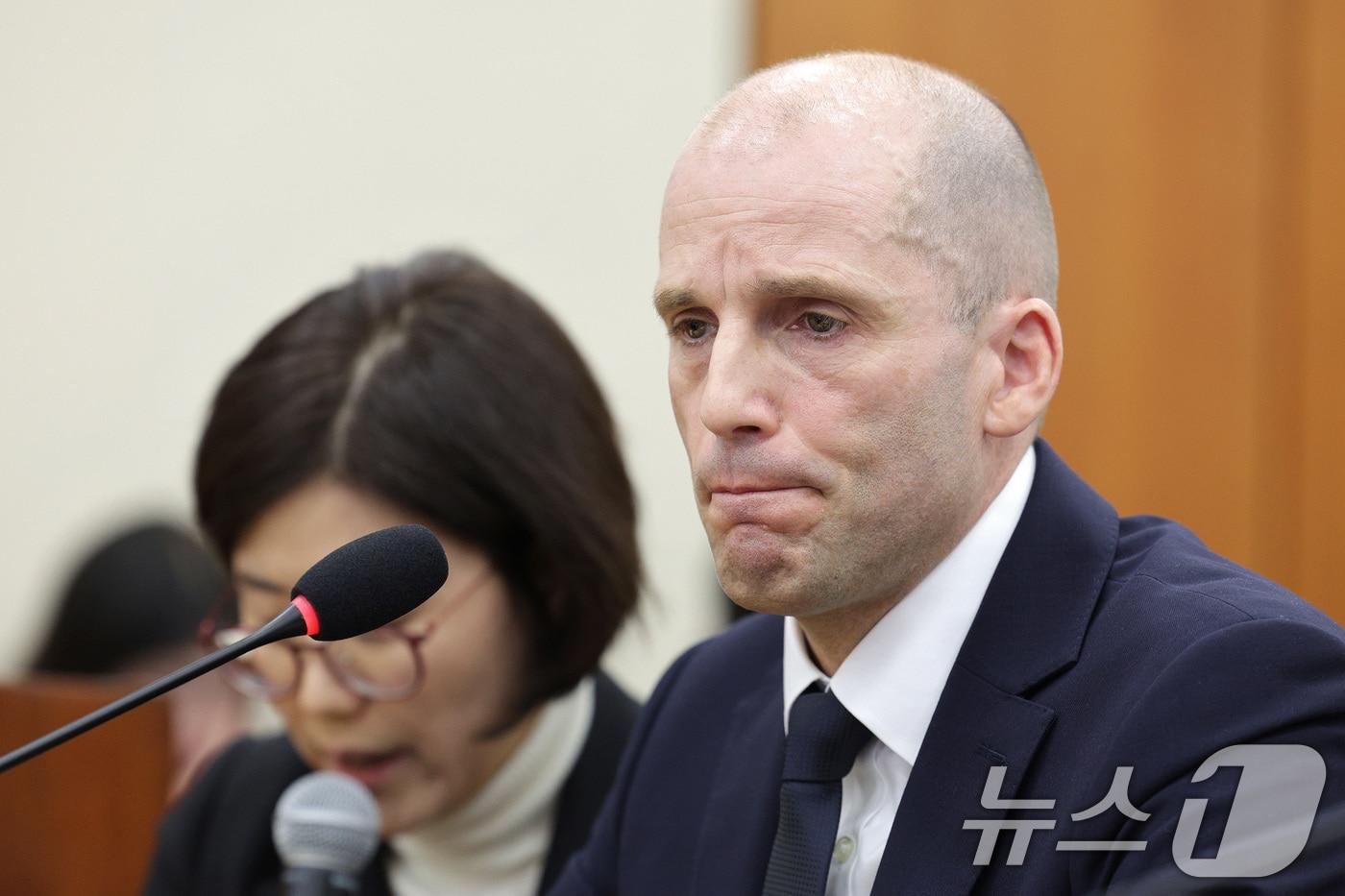 해롤드 로저스 쿠팡 임시 대표가 17일 서울 여의도 국회 과학기술정보방송통신위원회에서 열린 쿠팡 개인정보 유출 사고 관련 청문회에서 의원 질의에 답변하자 통역사가 통역하고 있다. 2025.12.17/뉴스1 ⓒ News1 신웅수 기자