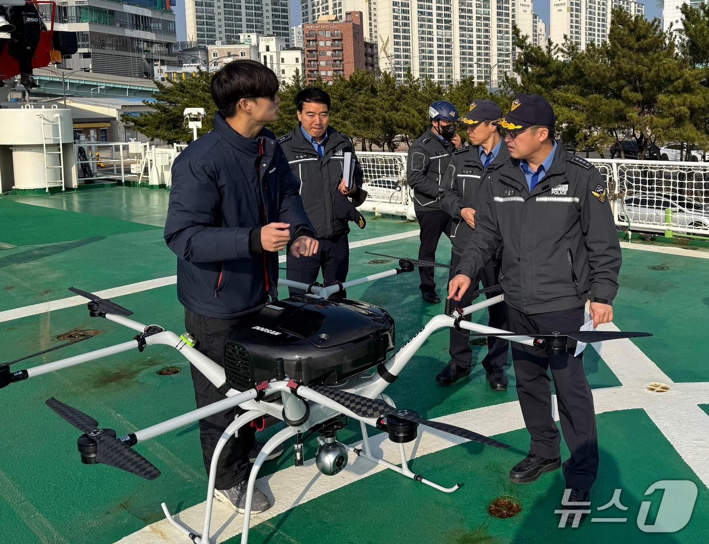 본문 이미지 - 이근안 경북 포항해양경찰서장이 17일 포항해경 전용부두에서 1500톤급 함정에서 추가 배치된 수소 드론을 점검하고 있다. (포항해양경찰서제공, 재판매 및 DB금지) 2025.12.17/뉴스1 