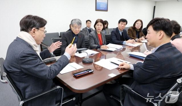 본문 이미지 - 17일 전주시청 3층 회의실에서 '전주시 외국인관광객 유치 TF' 첫 번째 회의가 개최됐다.(전주시 제공, 재판매 및 DB 금지)/뉴스1