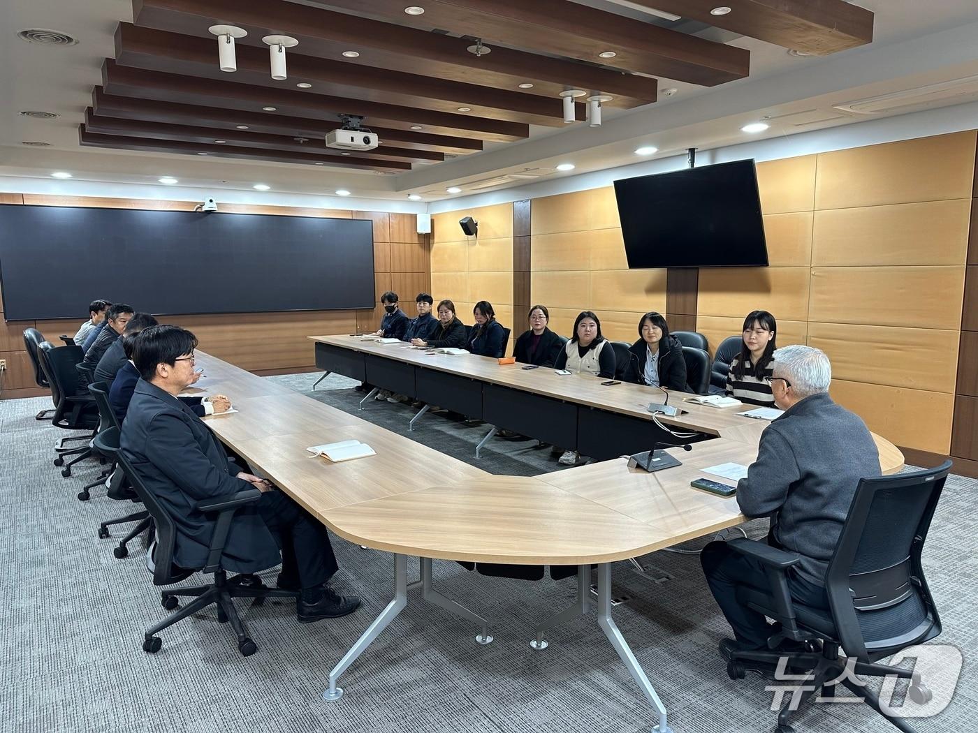 본문 이미지 - 코레일 부산경남본부 서비스 혁신 추진 TF 구성원들이 논의를 하고 있다.(코레일 부산경남본부 제공. 재판매 및 DB 금지)