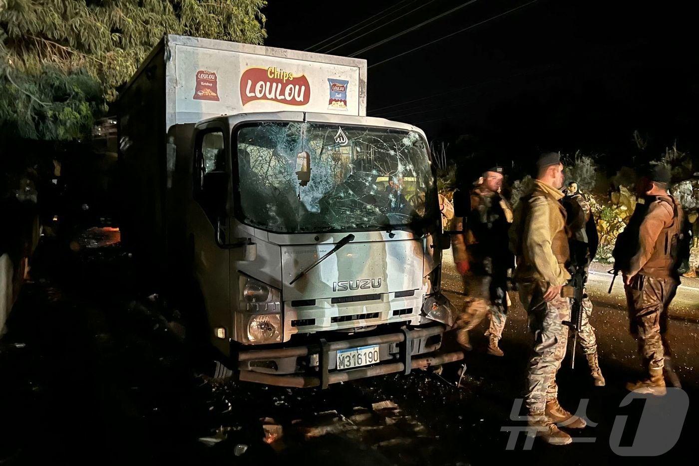 16일(현지시간) 레바논 수도 베이루트 남쪽 시블린에서 이스라엘 드론 공격으로 트럭이 파괴된 현장을 레바논군이 지키고 있다. 지난해 11월 휴전 협정이 체결돼 이스라엘과 헤즈볼라 간의 적대 행위가 종식될 것으로 예상됐지만, 이스라엘은 레바논에 대한 공격을 계속하며 전략적 요충지인 남부 5개 지역에 병력을 주둔시키고 있다. 2025.12.17. ⓒ AFP=뉴스1 ⓒ News1 이정환 기자