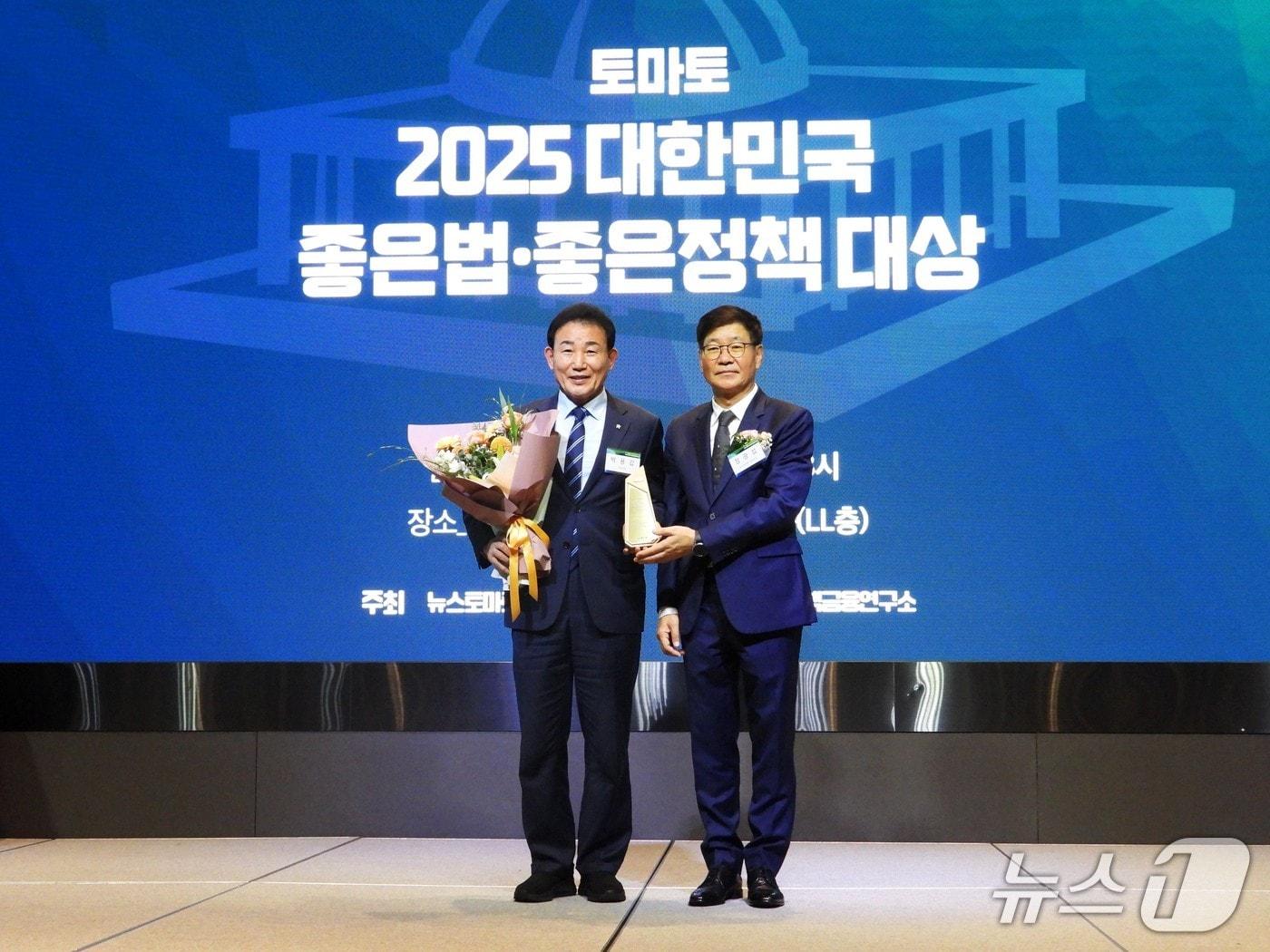 본문 이미지 - 박용갑 의원이 올해의 국정감사 대상을 수상하고 있다.(의원실 제공 제공. 재판매 및 DB금지)/뉴스1