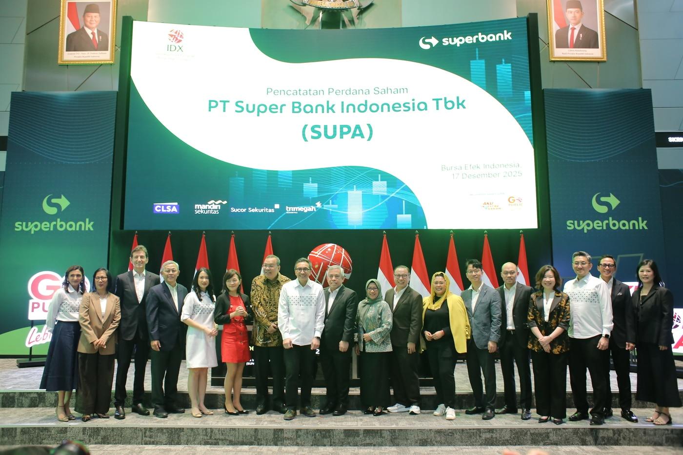 카카오뱅크의 첫 글로벌 투자처인 '슈퍼뱅크'가 지난 17일 인도네시아 증권거래소에 상장했다. 사진은 같은 날 인도네시아 자카르타의 인도네시아 증권거래소(IDX)에서 열린 '슈퍼뱅크 상장 기념식'에서 카카오뱅크와 슈퍼뱅크 임직원들이 기념 촬영을 하고 있는 모습. (카카오뱅크 제공)