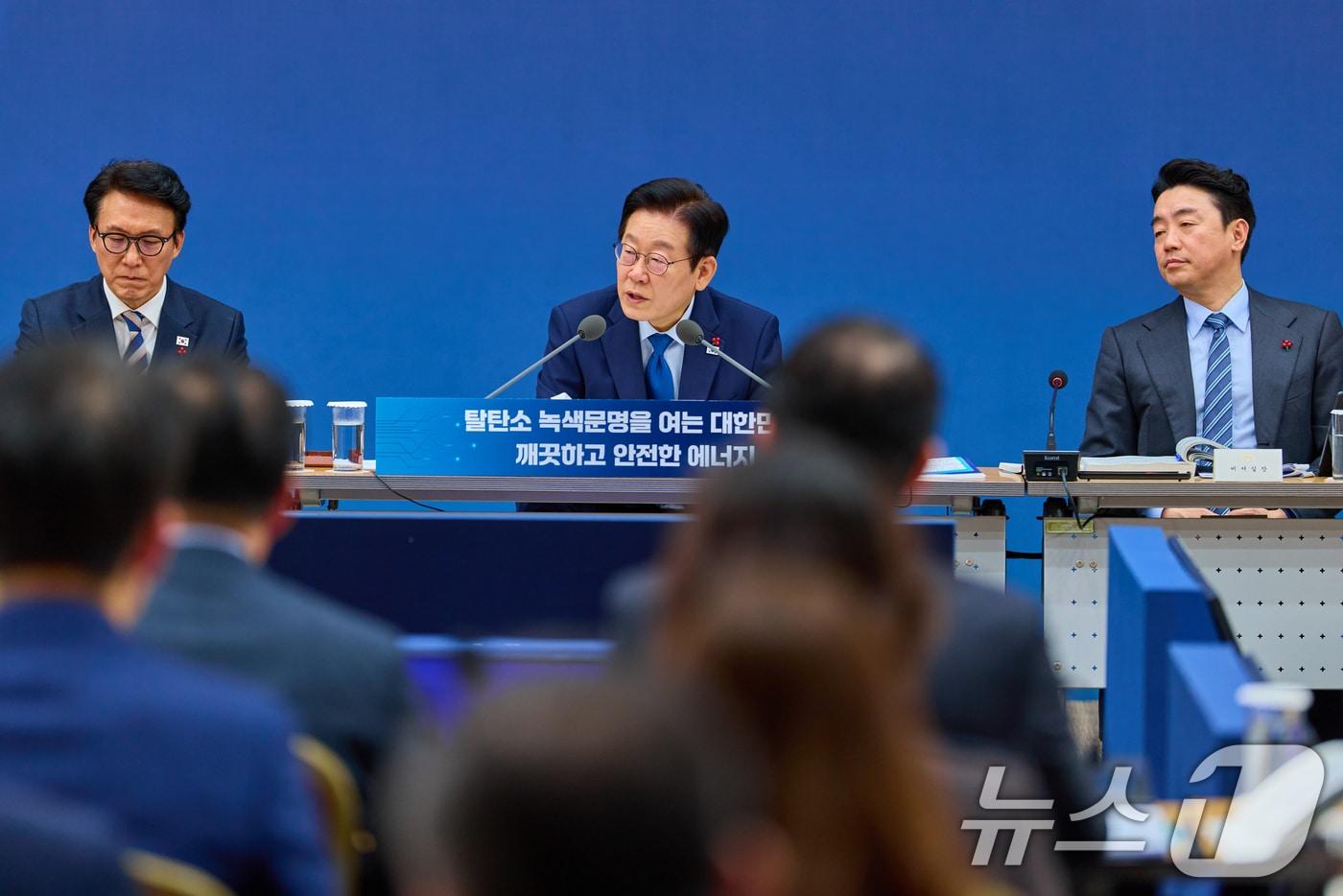 이재명 대통령이 지난 17일 세종시 정부세종컨벤션센터에서 열린 기후에너지환경부(기상청)·원자력안전위원회 업무보고에서 발언하고 있다. (대통령실 제공. 재판매 및 DB 금지) 2025.12.17/뉴스1 ⓒ News1 허경 기자