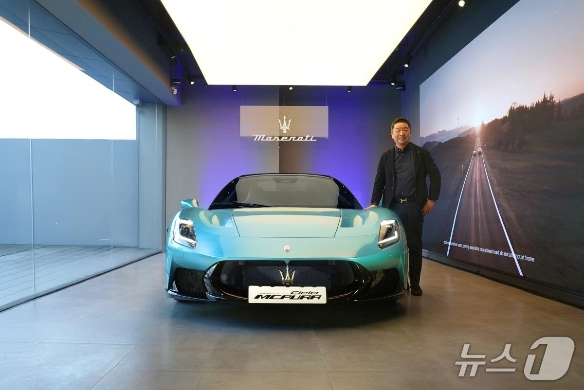 본문 이미지 - 다카유키 기무라 마세라티 코리아 총괄이 17일 서울 용산 전시장에서 열린 기자 간담회에서 마세라티 신형 미드십 스포츠카 'MC푸라(PURA)'를 국내 최초로 공개한 뒤 기념 사진을 촬영한 모습(마세라티 코리아 제공). 2025.12.17.