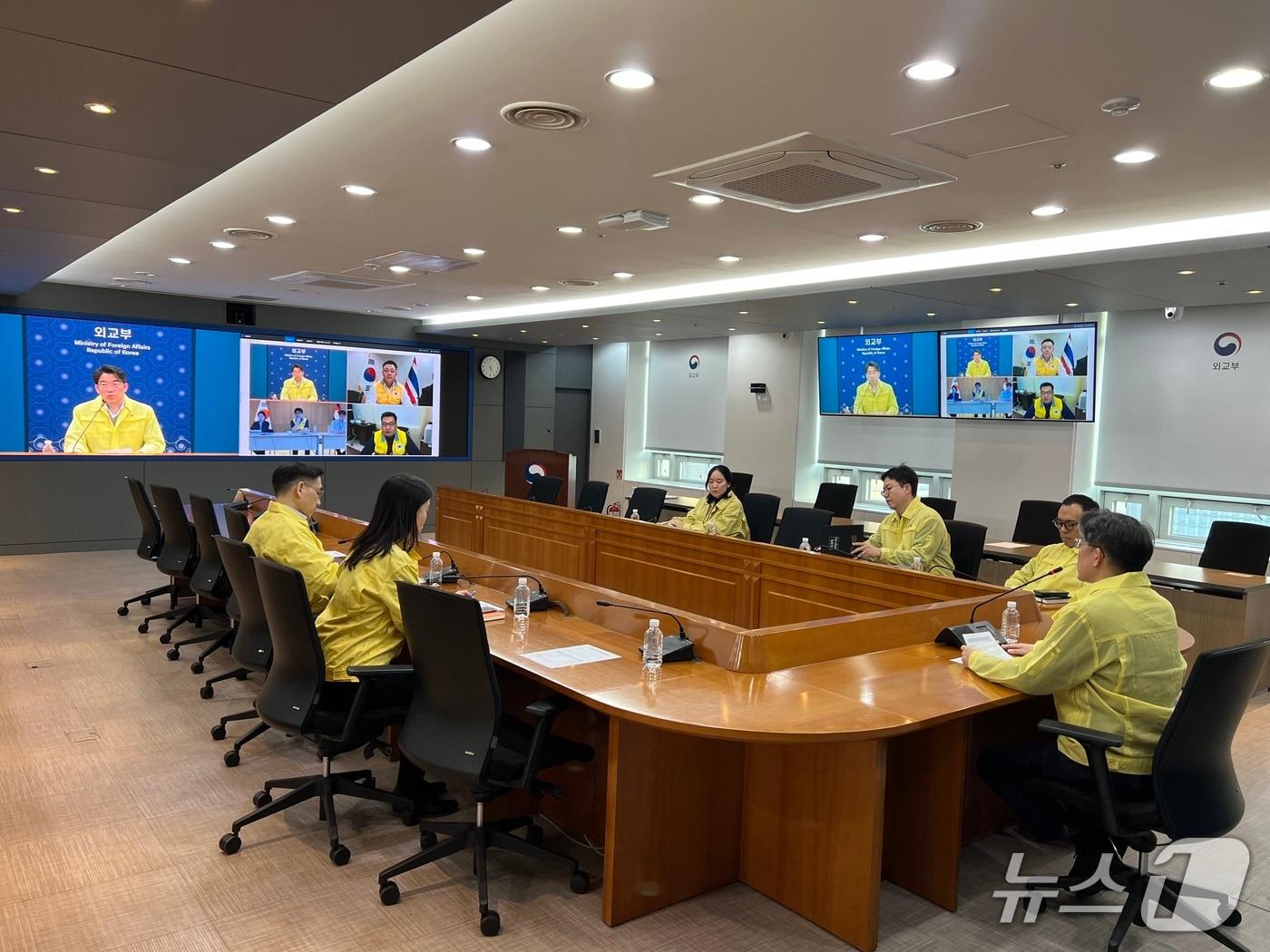본문 이미지 -  17일 오후 윤주석 영사안전국장 주재로 태국-캄보디아 국경지역 무력 충돌 관련 본부-공관 합동 상황점검회의가 개최됐다. 2025.12.17. (외교부 제공) 