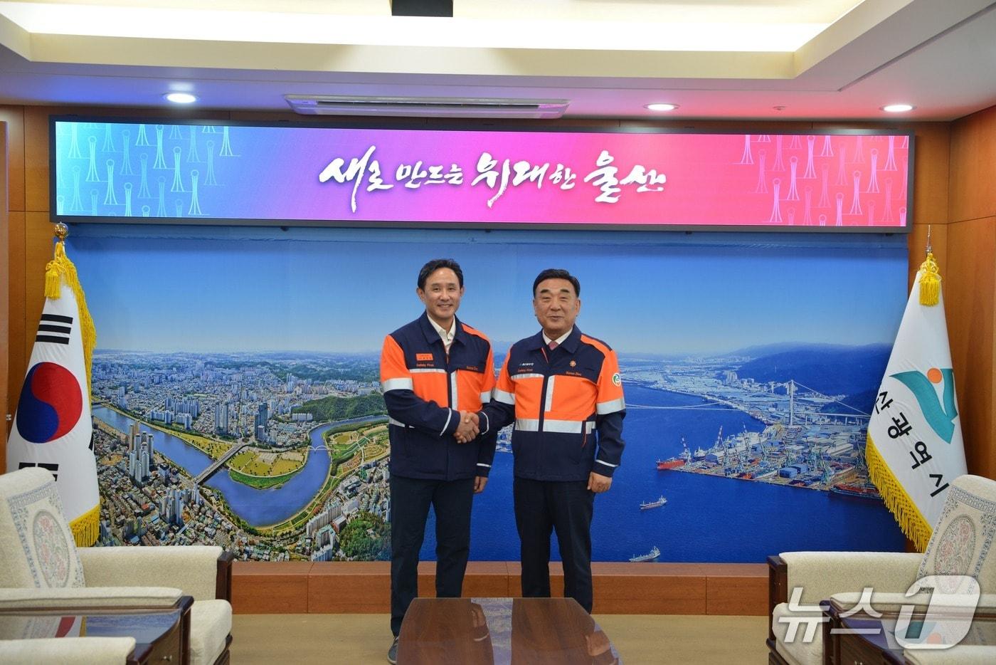 최윤범 고려아연 회장과 김두겸 울산시장이 17일 울산시청에서 만난 모습(고려아연 제공)