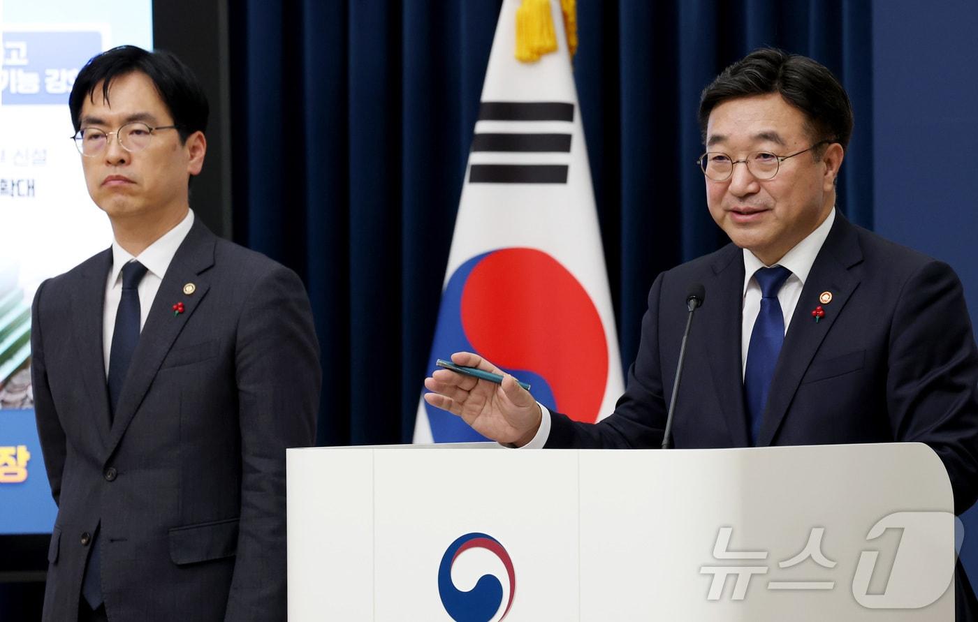 윤호중 행정안전부 장관이 17일 오후 세종시 정부세종청사 중앙동 브리핑실에서 2026년 업무계획 내용을 설명하고 있다. 2025.12.17/뉴스1 ⓒ News1 김기남 기자