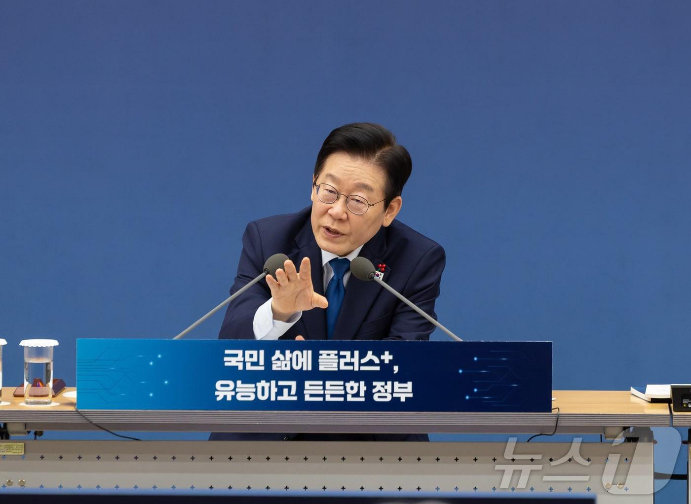 본문 이미지 - 이재명 대통령이 17일 세종시 정부세종컨벤션센터에서 열린 행정안전부(경찰청, 소방청)·인사혁신처 업무보고에서 발언하고 있다. (대통령실 제공. 재판매 및 DB 금지) 2025.12.17/뉴스1 ⓒ News1 허경 기자