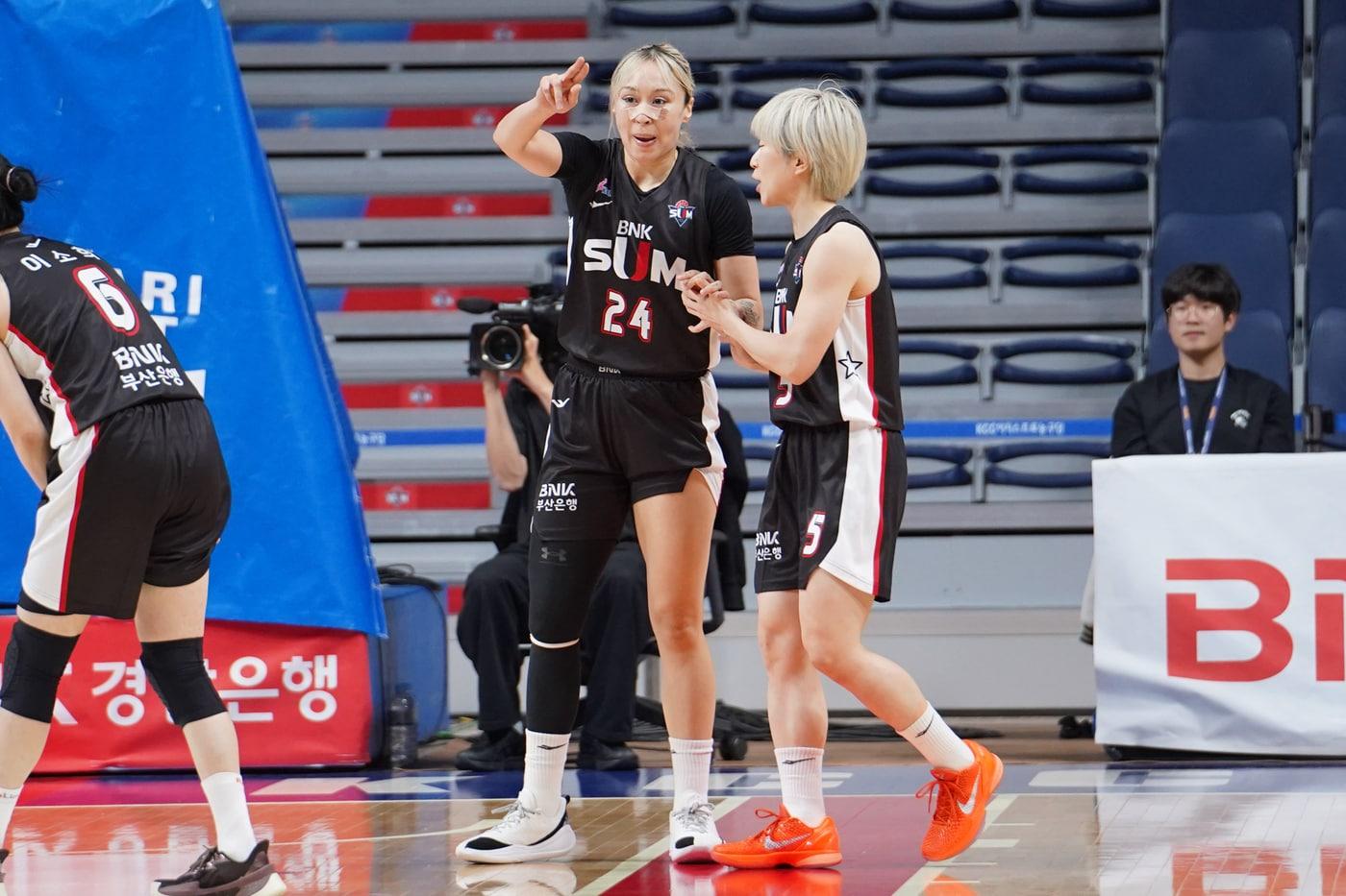 부산 BNK의 3연승을 이끈 김소니아(왼쪽)와 안혜지. (WKBL 제공)