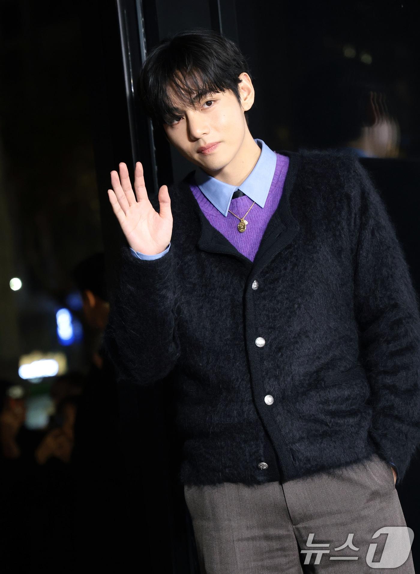 본문 이미지 - 방탄소년단(BTS) 뷔가 연말을 맞아 17일 오후 서울 강남구 셀린느 청담 플래그십을 방문해 매력을 발산하고 있다. 2025.12.17/뉴스1 ⓒ News1 권현진 기자