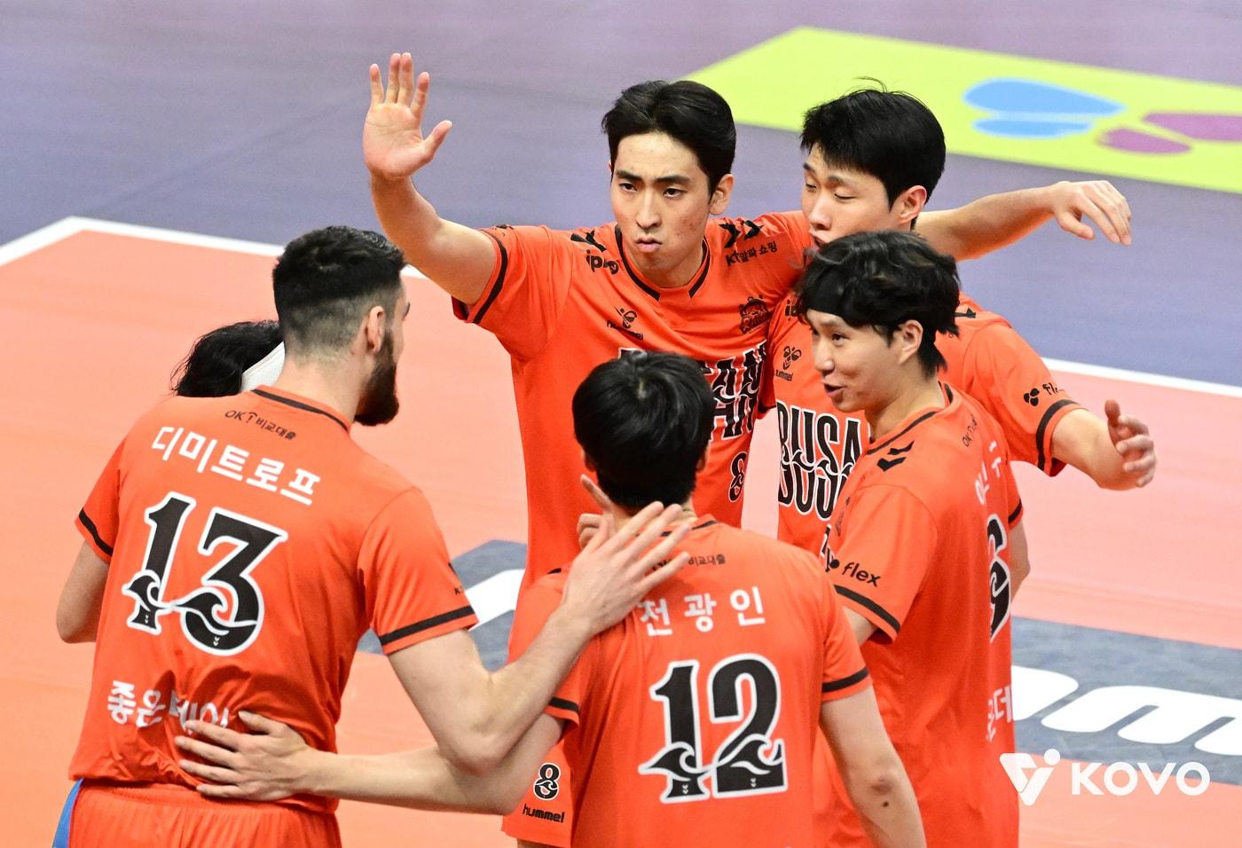 기뻐하는 OK저축은행 선수들. (KOVO 제공)