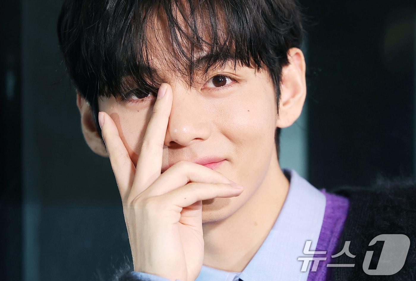 방탄소년단(BTS) 뷔가 댕댕이 넘치는 미소로 팬심을 사로잡았다. ⓒ News1 권현진 기자