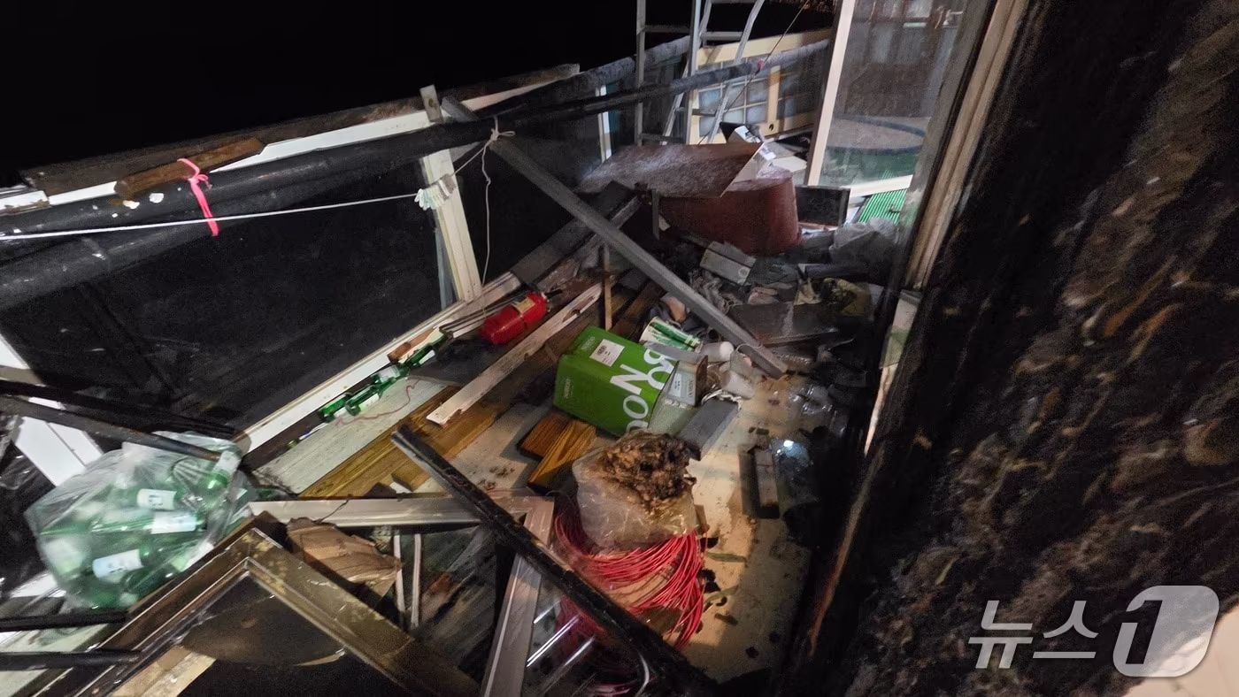 태안 근흥면 주거용 선박 화재 현장. (태안소방서 제공, 재판매 및 DB금지) / 뉴스1 