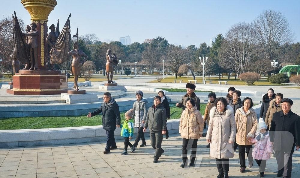 본문 이미지 - (평양 노동신문=뉴스1) = 북한 노동당 기관지 노동신문은 18일 김정일 국방위원장 사망 14주기에 온나라 인민들이 혁명의 붉은기를 높이 들고 있다고 보도했다. [국내에서만 사용가능. 재배포 금지. DB 금지. For Use Only in the Republic of Korea. Redistribution Prohibited] rodongphoto@news1.kr