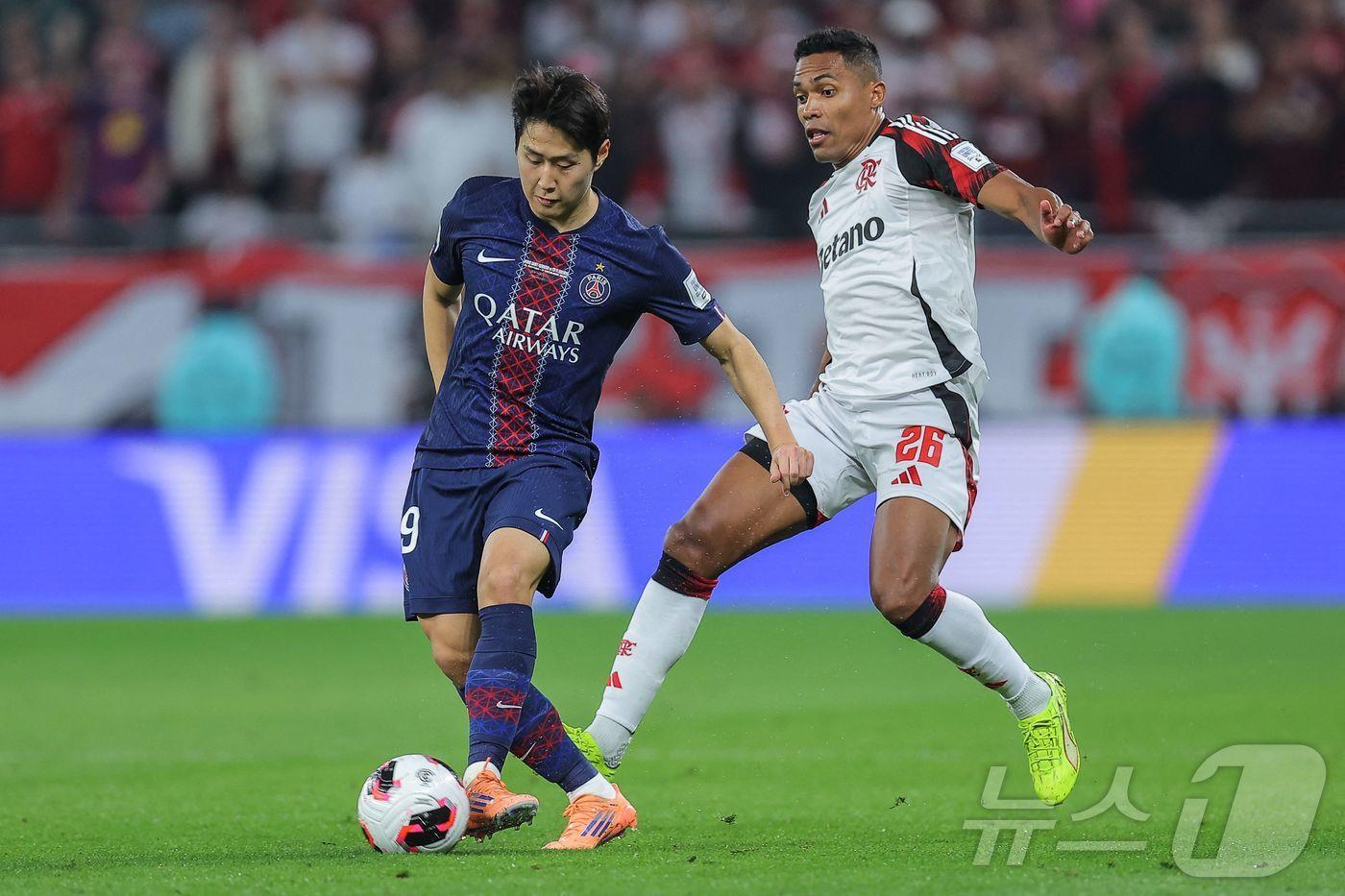 PSG 이강인(왼쪽)이 18일(한국시간) 플라멩구와 2025 FIFA 인터콘티넨탈컵 결승전에서 드리블을 하고 있다.ⓒ AFP=뉴스1