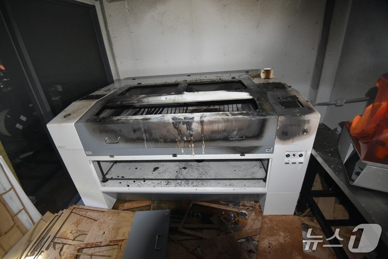 본문 이미지 - 불이 난 레이저커팅기(대전소방본부 제공) /뉴스1