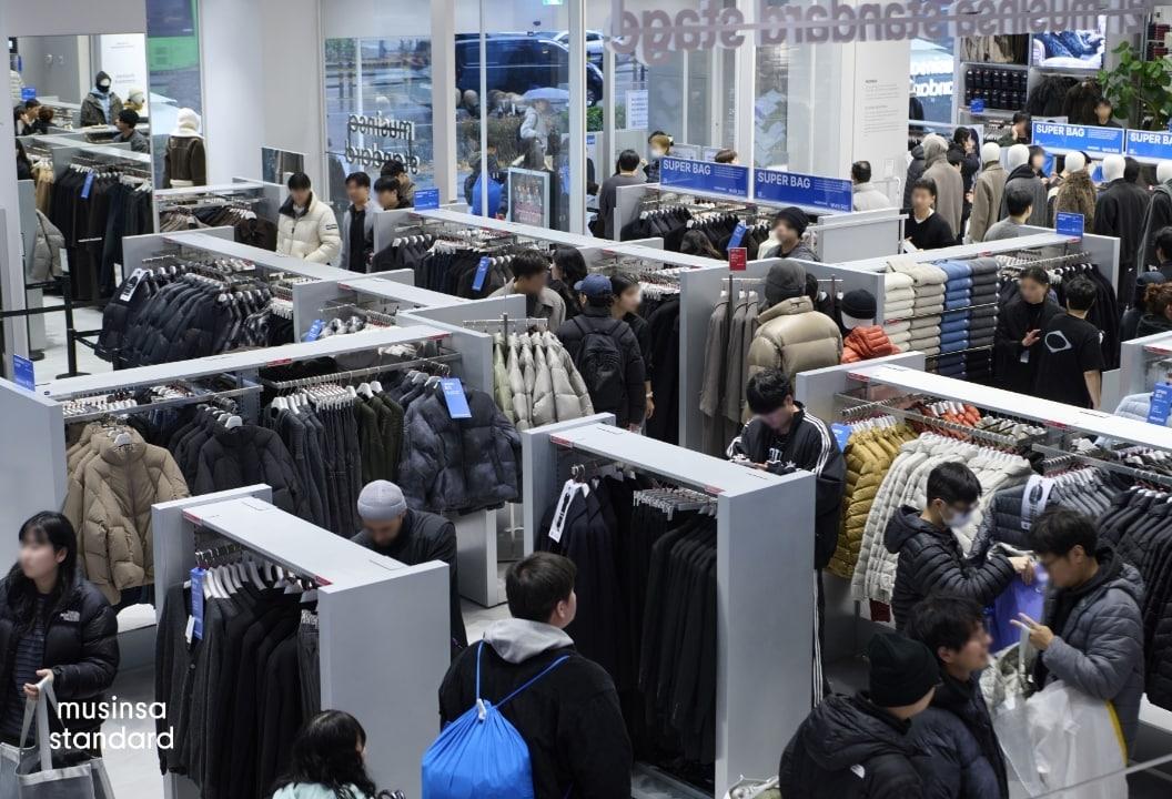 본문 이미지 - 무신사 스탠다드는 올해 연간 누적 거래액이 전년 대비 약 40% 성장한 4700억 원을 기록할 것으로 전망된다고 18일 밝혔다.(무신사스탠다드제공)