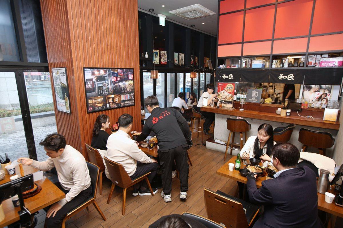 본문 이미지 - BBQ 토리메로 매장에서 고객들이 식사를 하는 모습.(BBQ 제공)