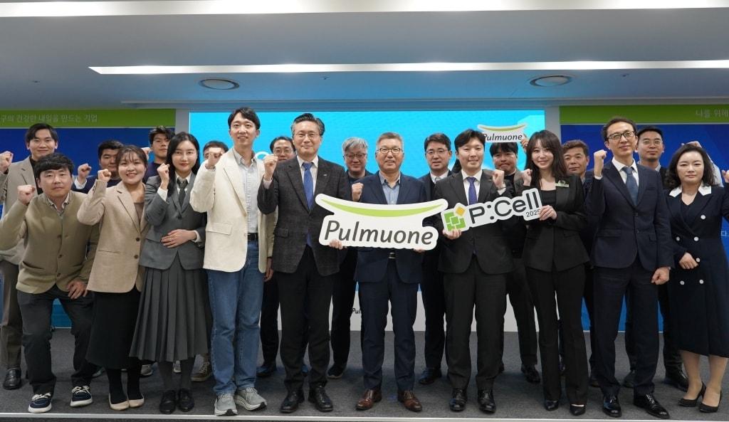 본문 이미지 - 17일 서울 강남 수서 본사에서 열린 풀무원 사내 벤처 프로그램 ‘P:Cell 2025 최종 발표평가회’ 행사 종료 후 참석자들이 기념 촬영을 하고 있다.(풀무원 제공)