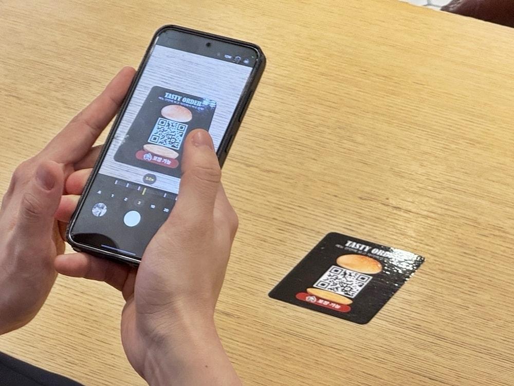 본문 이미지 - 파주 프리미엄 아울렛 식음 매장에 부착된 '테이스티 오더' QR코드(신세계사이먼 제공)