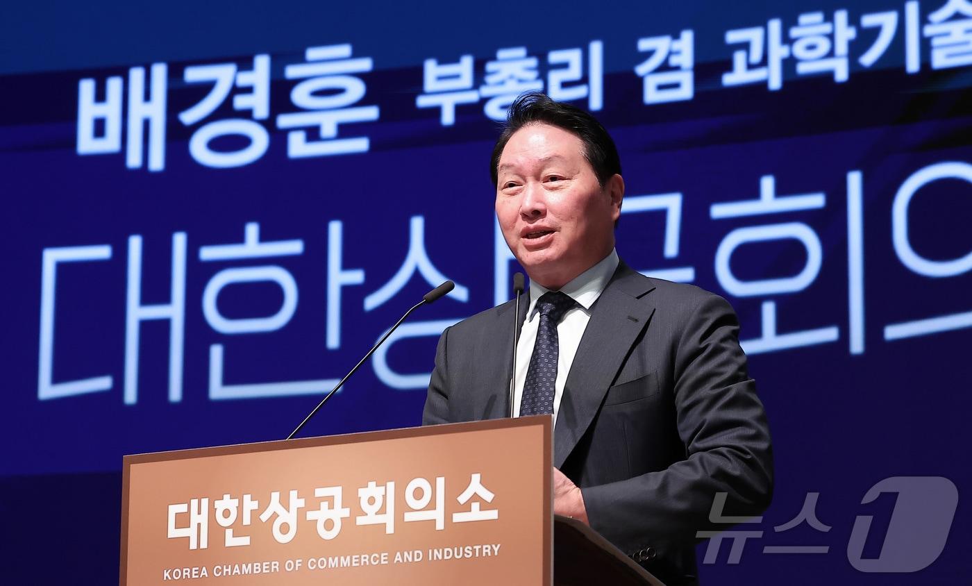 본문 이미지 - 최태원 대한상의 회장이 18일 서울 중구 대한상공회의소에서 열린 배경훈 부총리 겸 과학기술정보통신부 장관 초청 CEO 조찬간담회에서 인사말을 하고 있다. 2025.12.18 ⓒ 뉴스1 김성진 기자
