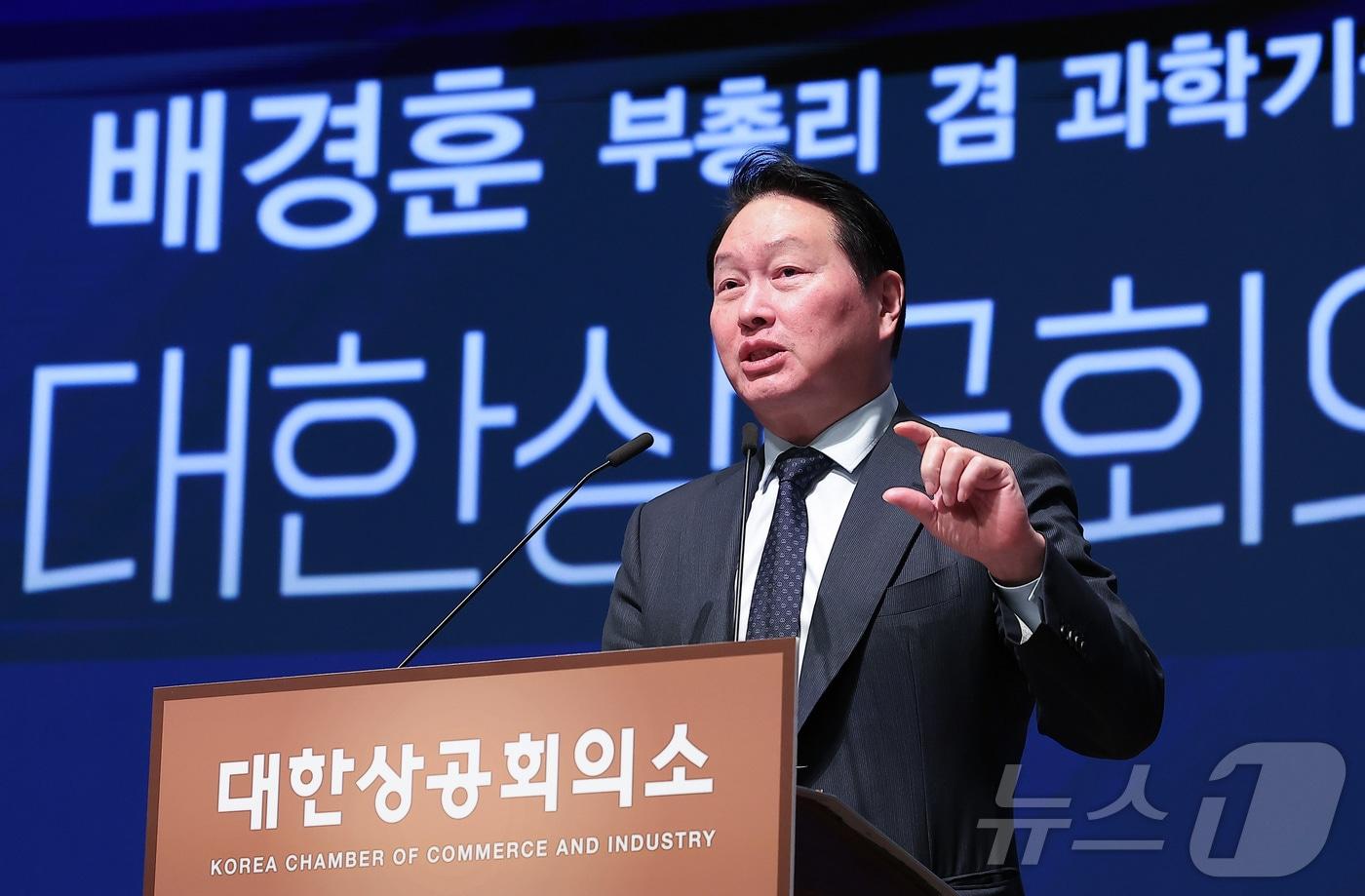 최태원 SK그룹 회장 겸 대한상공회의소 회장이 지난달 18일 서울 중구 대한상공회의소에서 열린 배경훈 부총리 겸 과학기술정보통신부 장관 초청 CEO 조찬간담회에서 인사말을 하는 모습(자료사진). 2025.12.18/뉴스1 ⓒ News1 김성진 기자