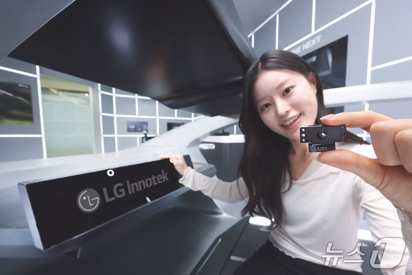 LG이노텍 직원이 '차세대 언더 디스플레이 카메라 모듈'을 소개하고 있다.(LG이노텍 제공)