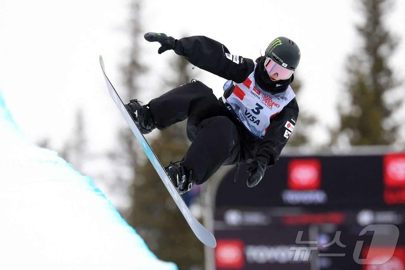 최가온이 18일(한국시간) 미국에서 열린 스노보드 월드컵에서 연기하고 있다. ⓒ AFP=뉴스1