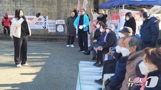 본문 이미지 - 19일 오전 '현도면 비상대책위원회' 회원 20여 명이 재활용선별센터 사업부지 진출입로 앞에서 집회를 하고 있다.2025.11.19./뉴스1
