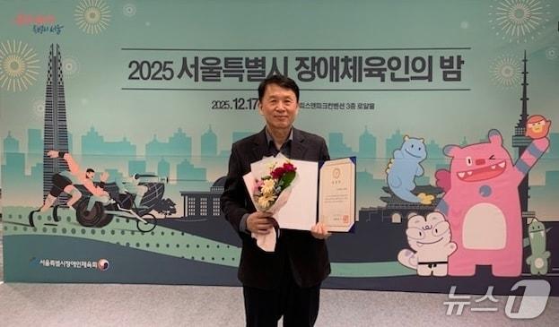 본문 이미지 - 17일 서울 피스앤파크컨벤션에서 열린 '2025 서울특별시 장애체육인의 밤' 행사에서 유상종 이스타항공 경영본부장이 서울특별시장 표창을 받은 후 기념 촬영을 한 모습(이스타항공 제공). 2025.12.17.