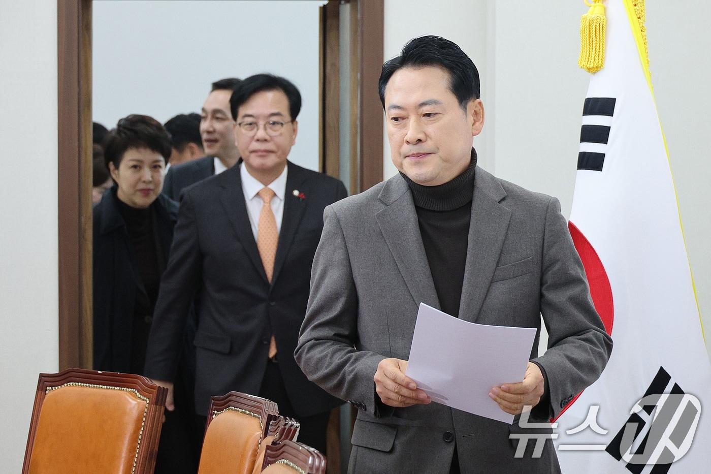 장동혁 국민의힘 대표와 송언석 원내대표가 지난 18일 서울 여의도 국회에서 열린 최고위원회의에 참석하고 있다. 2025.12.18/뉴스1 ⓒ News1 신웅수 기자