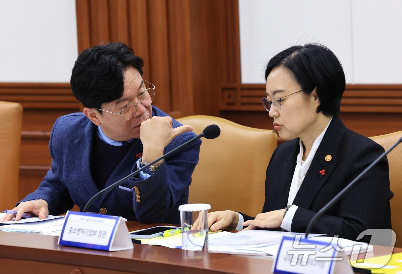 본문 이미지 - 김영훈 고용노동부 장관(왼쪽)과 한성숙 중소벤처기업부 장관. 2025.12.18/뉴스1 ⓒ News1 임세영 기자