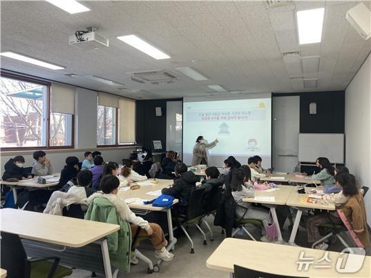 본문 이미지 - 한국예탁결제원 대구고객센터는 새해 1월6일부터 2월27일까지 대구의 7개 도서관에서 '찾아가는 금융교육 겨울·봄 방학 특별프로그램'을 진행한다. 사진은 지난 2월 수성도서관에서 열린 '찾아가는 금융교육 겨울 프로그램' 진행 모습.(예탁결제원 대구고객센터 제공, 재판매 및 DB 금지)