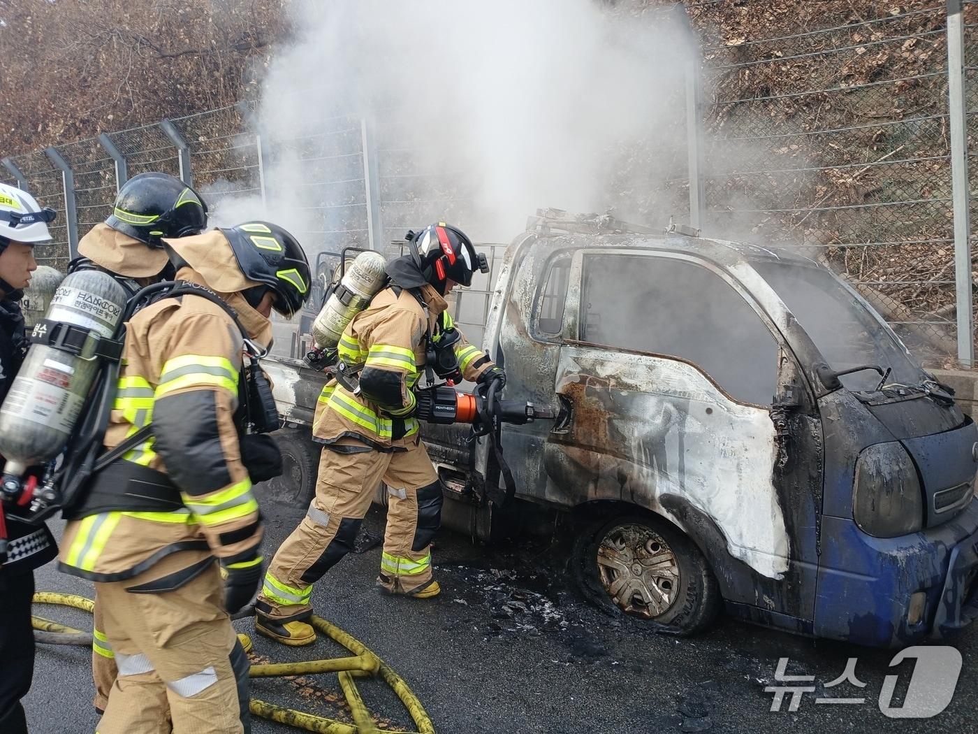 본문 이미지 - 17일 오전 8시31분쯤 경북 칠곡군 가산면 학하리의 도로에서 트럭 적재함에 실려있던 고압세척기에서 불이 나 소방관들이 진화하고 있다.(경북소방본부 제공. 재판매 및 DB금지)/뉴스1
