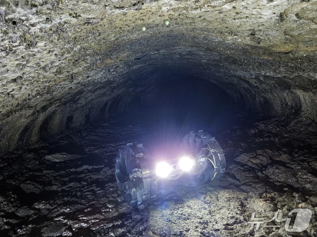 본문 이미지 - 제주도 용암동굴을 탐사 중인 전개형 휠 달탐사 로버(KAIST 제공) /뉴스1