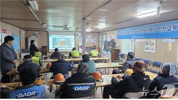 본문 이미지 - 11일 시화 지역 건설 현장에서 외국인 근로자를 대상으로 모국어 통역을 통한 사례 학습이 진행되고 있다.(한국수자원공사 제공.재판매 및 DB금지)/뉴스1