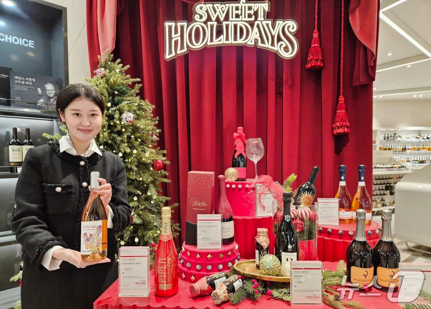 본문 이미지 - 롯데백화점 부산본점 관계자가 연말을 맞아 진행되는 롯데 와인위크를 소개하고 있다.(롯데백화점 부산본점 제공. 재판매 및 DB 금지)