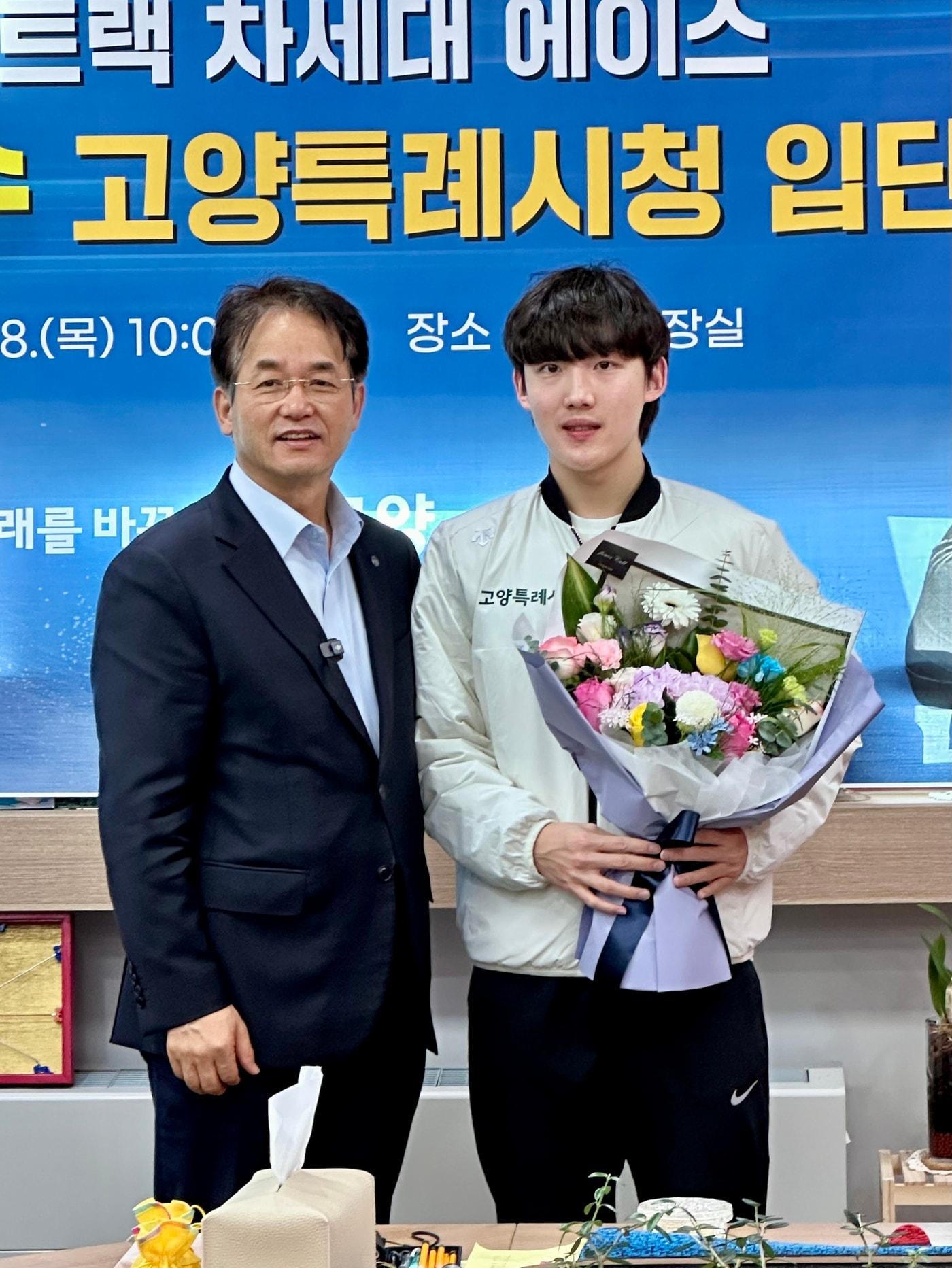 본문 이미지 - 쇼트트랙 차세대 기대주 임종언(오른쪽)이 18일 고양시청 입단식을 가졌다.(700크리에이터스 제공)