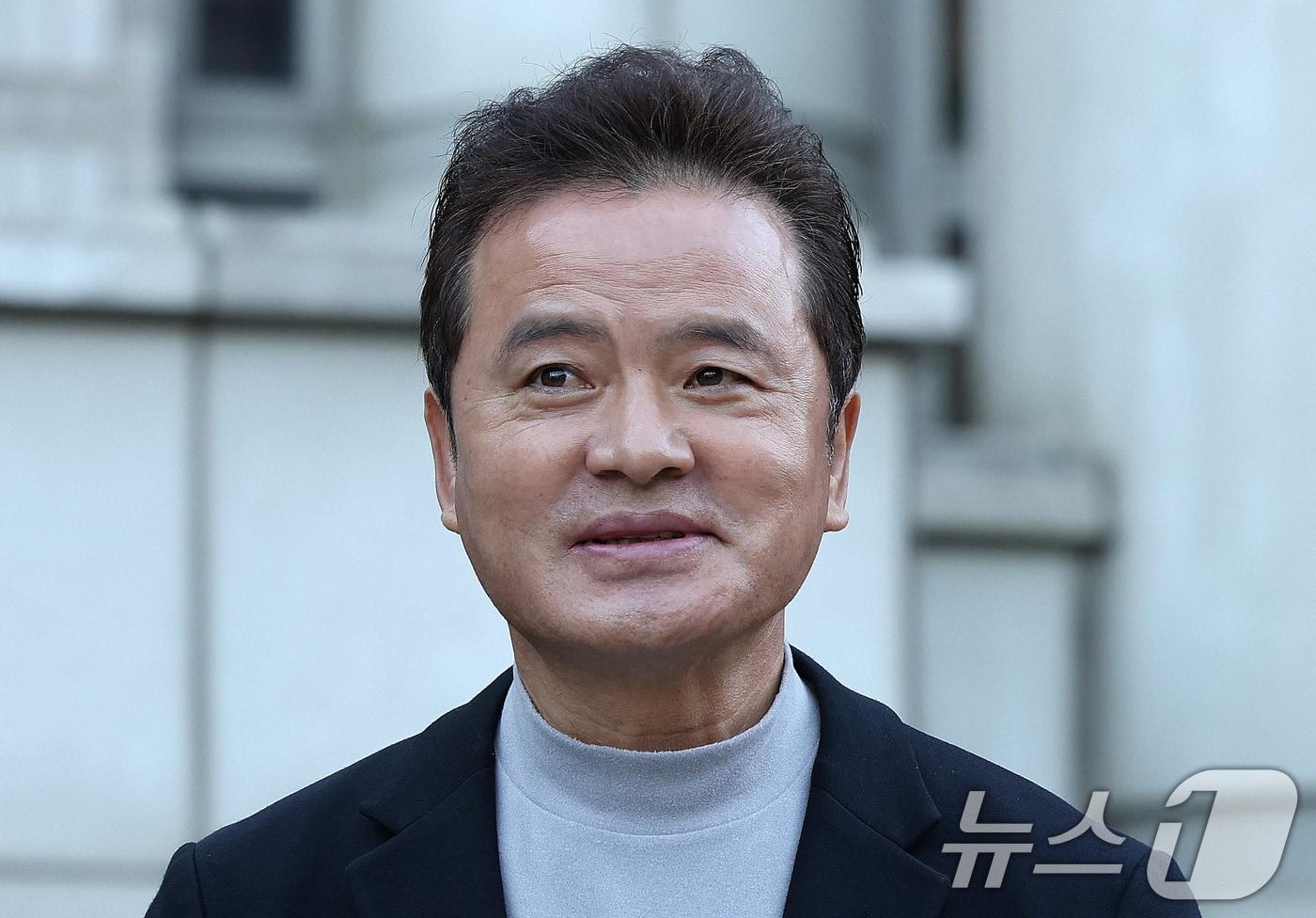 임종성 전 의원이 18일 서울 서초구 서울고법에서 열린 정당법 위반 2심 선고에서 무죄를 선고 받은 뒤 취재진 질문에 답하고 있다. 지난 2021년 일명 '더불어민주당 전당대회 돈봉투 수수 의혹'으로 재판에 넘겨진 전·현직 국회의원들이 항소심에서 무죄를 선고받았다. 2025.12.18/뉴스1 ⓒ News1 박지혜 기자