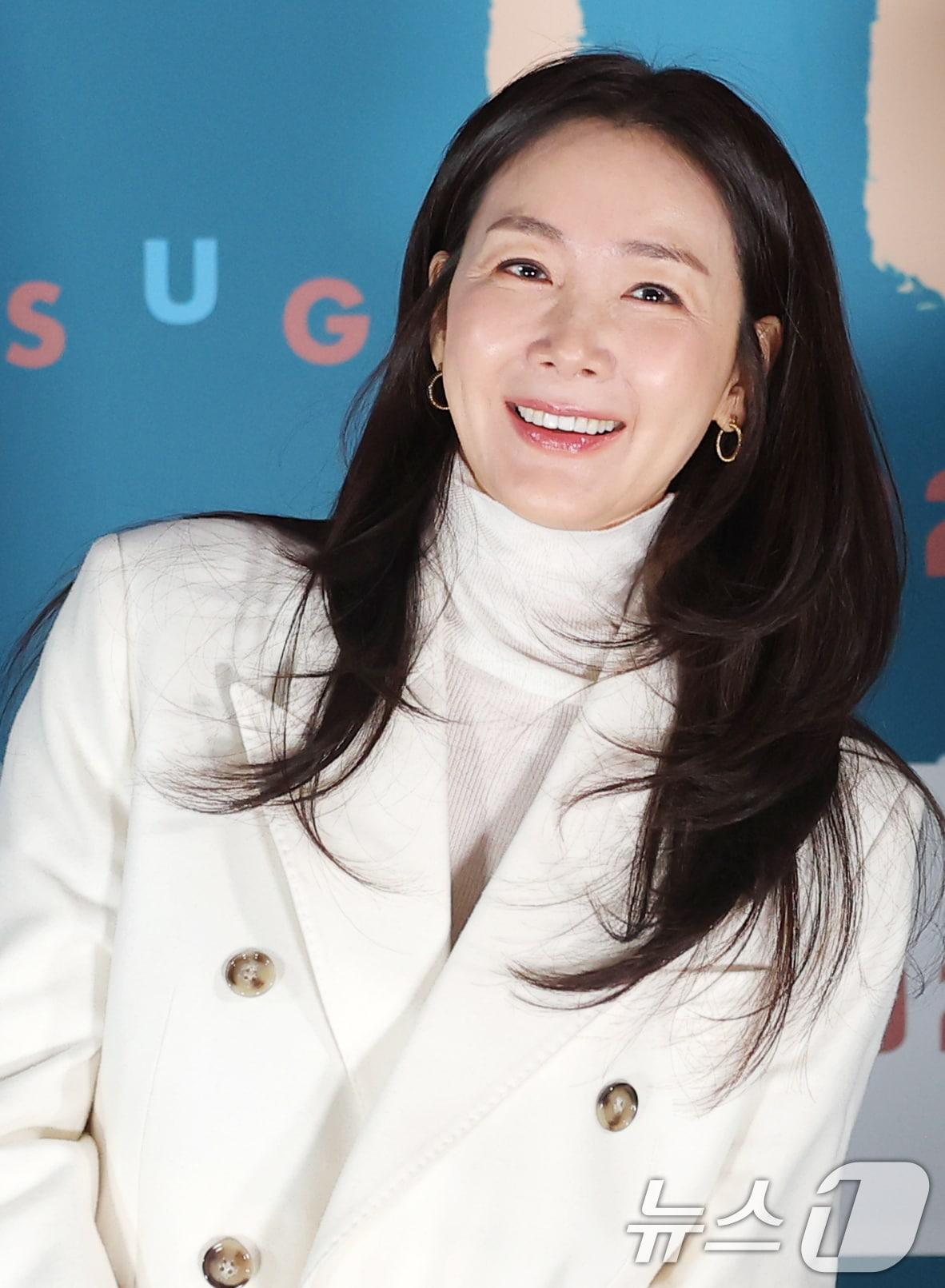 본문 이미지 - 배우 최지우가 18일 오전 서울 용산GCV 아이파크몰점에서 열린 영화 ‘슈가'(감독 최신춘) 제작보고회에서 포즈를 취하고 있다. 2025.12.18/뉴스1 ⓒ News1 권현진 기자