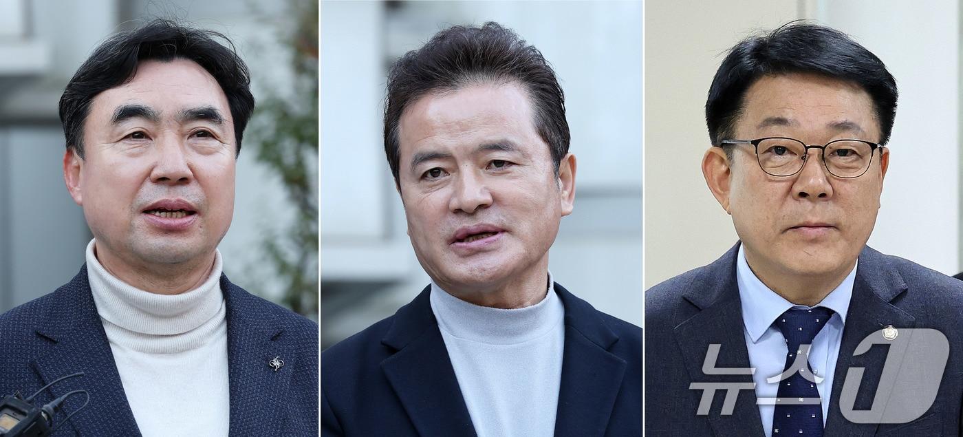 더불어민주당 전당대회에서 돈 봉투를 수수한 혐의로 기소된 윤관석(왼쪽부터)·임종성 전 의원, 허종식 의원이 18일 서울 서초구 서울고법에서 열린 정당법 위반 2심 선고에서 무죄를 선고 받은 뒤 법정을 나서고 있다. 지난 2021년 일명 '더불어민주당 전당대회 돈봉투 수수 의혹'으로 재판에 넘겨진 전·현직 국회의원들이 항소심에서 무죄를 선고받았다. 2025.12.18/뉴스1 ⓒ News1 박지혜 기자