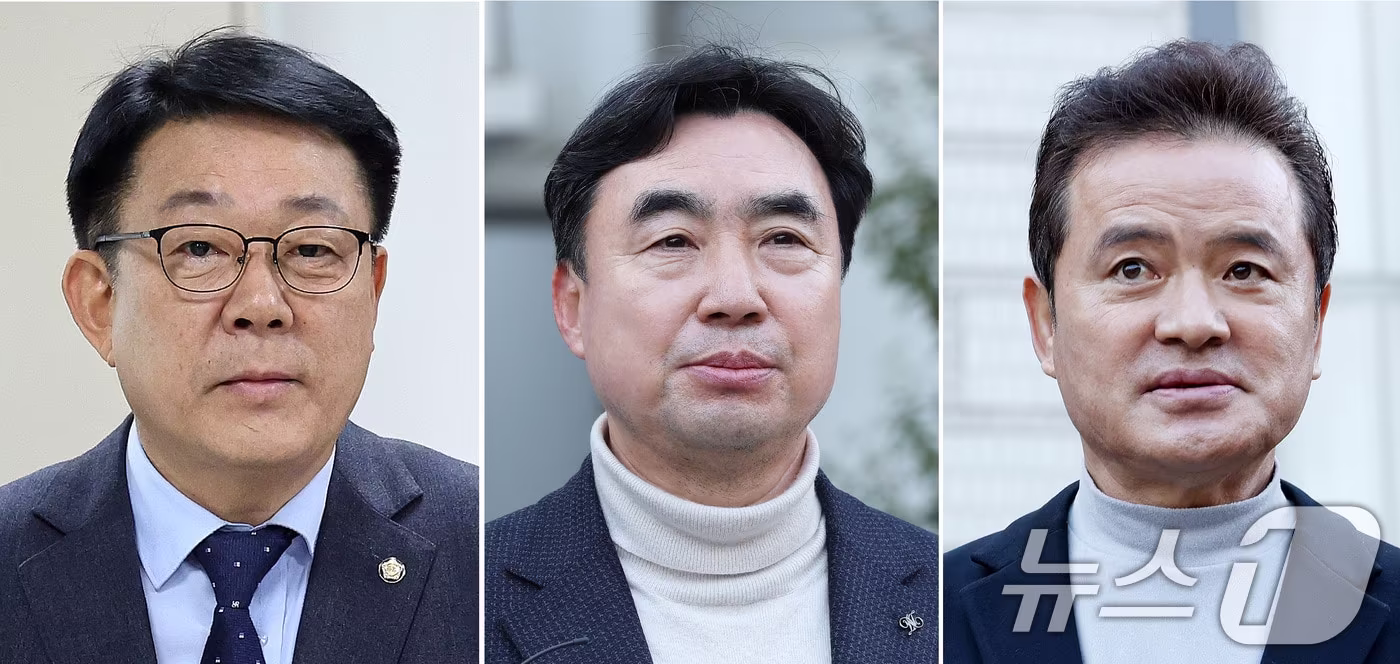 더불어민주당 전당대회에서 돈 봉투를 수수한 혐의로 기소된 허종식 의원(왼쪽부터), 윤관석·임종성 전 의원이 18일 서울 서초구 서울고법에서 열린 정당법 위반 2심 선고에서 무죄를 선고 받은 뒤 법정을 나서고 있다. 지난 2021년 일명 '더불어민주당 전당대회 돈봉투 수수 의혹'으로 재판에 넘겨진 전·현직 국회의원들이 항소심에서 무죄를 선고받았다. 2025.12.18/뉴스1 ⓒ News1 박지혜 기자