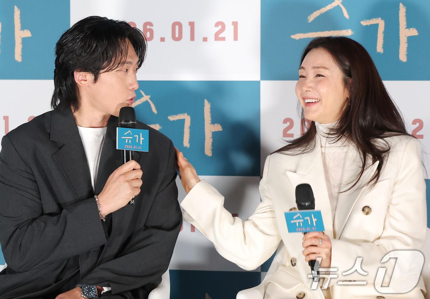 배우 민진웅과 최지우(오른쪽)가 18일 오전 서울 용산GCV 아이파크몰점에서 열린 영화 ‘슈가'(감독 최신춘) 제작보고회에서 부부 호흡에 대해 이야기 하고 있다. '슈가'는 모성애를 넘어선 사회적 편견의 극복, 가족의 연대와 사랑을 유쾌하고 따뜻한 시선으로 그린 웰메이드 휴먼 드라마다. 2025.12.18/뉴스1 ⓒ News1 권현진 기자