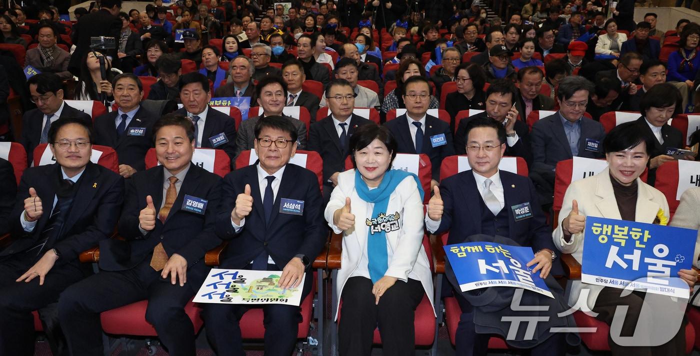 서영교 더불어민주당 의원이 18일 서울 여의도 국회 의원회관에서 열린 서울서울서울 특위 발대식에서 참석자들과 기념 촬영하고 있다. 왼쪽부터 박주민, 김영배, 서삼석, 서영교, 박성준, 전현희 의원. 2025.12.18/뉴스1 ⓒ News1 신웅수 기자