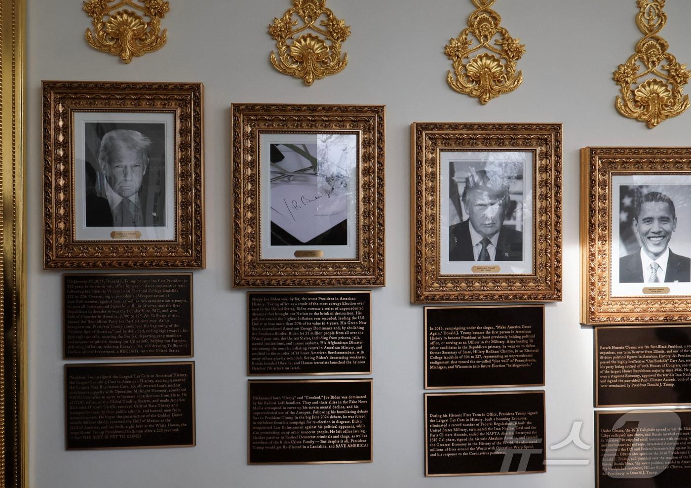 17일(현지시간) 미국 워싱턴DC 백악관 업무동인 웨스트윙 주랑(柱廊·colonnade)의 '대통령 명예의 길'을 따라 설치된 도널드 트럼프 대통령과 조 바이든·버락 오바마 전 대통령와 초상화 아래에 각 대통령의 재임 기간을 서술한 명판이 설치된 모습. 2025.12.17 ⓒ 로이터=뉴스1 ⓒ News1 김지완 기자