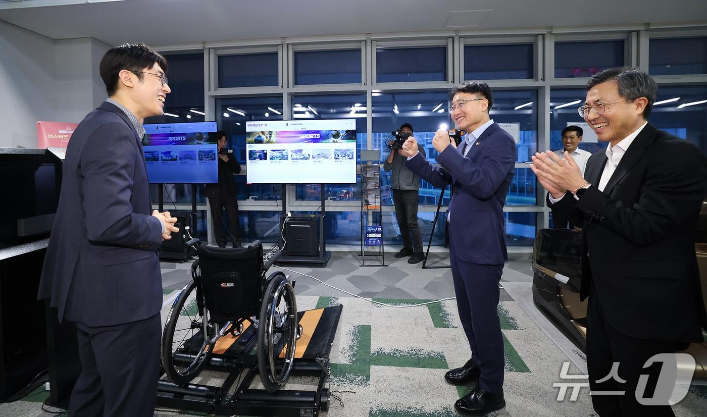 임광현 국세청장이 17일 판교에 있는 청년 창업 중소기업을 방문해 관계자들과 대화하고 있다(국세청 제공). 2025.12.18/뉴스1